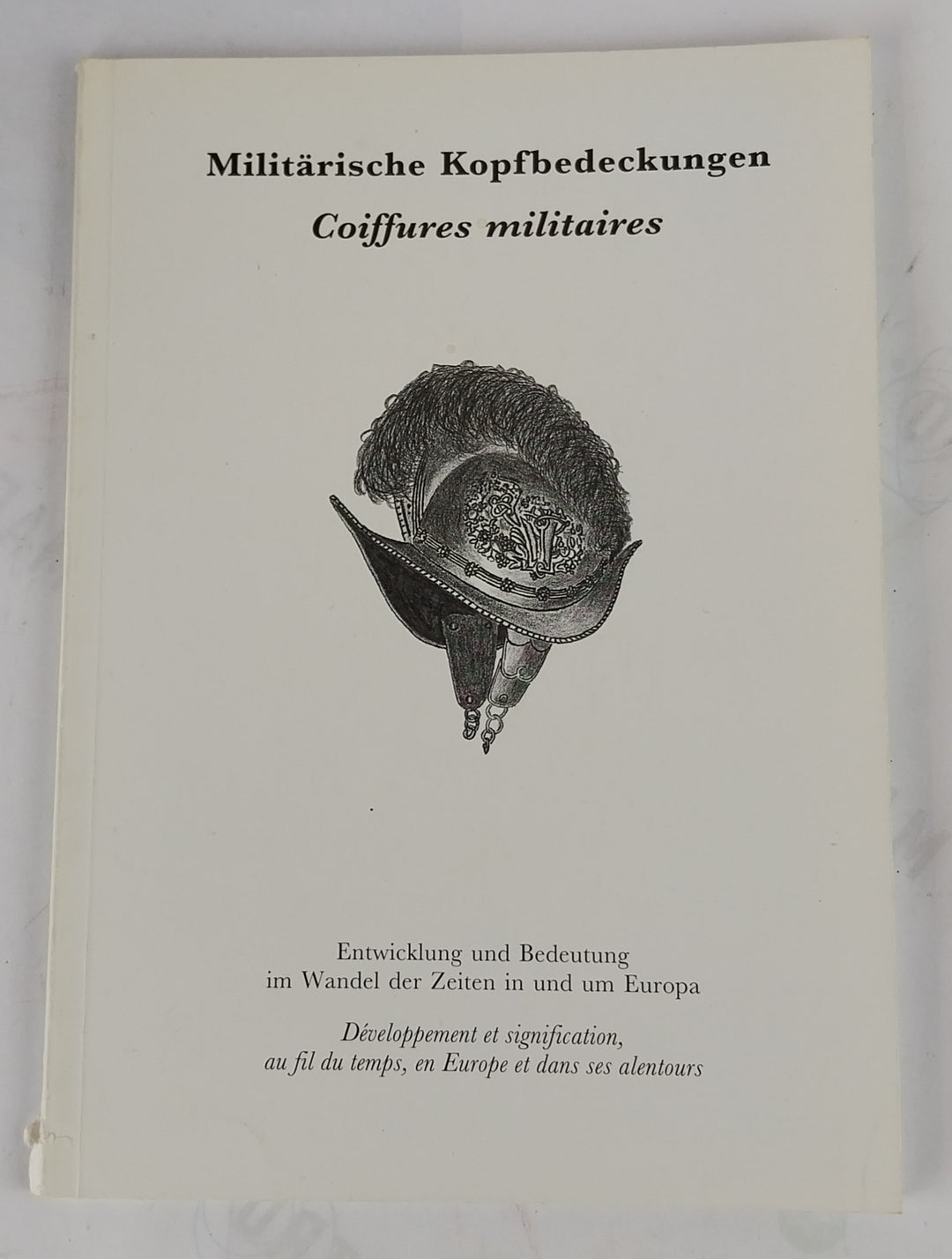 Militärische Kopfbedeckungen. Entwicklung und Bedeutung im Wandel der Zeiten in und um Europa