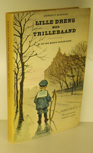 Lille dreng med trillebaand