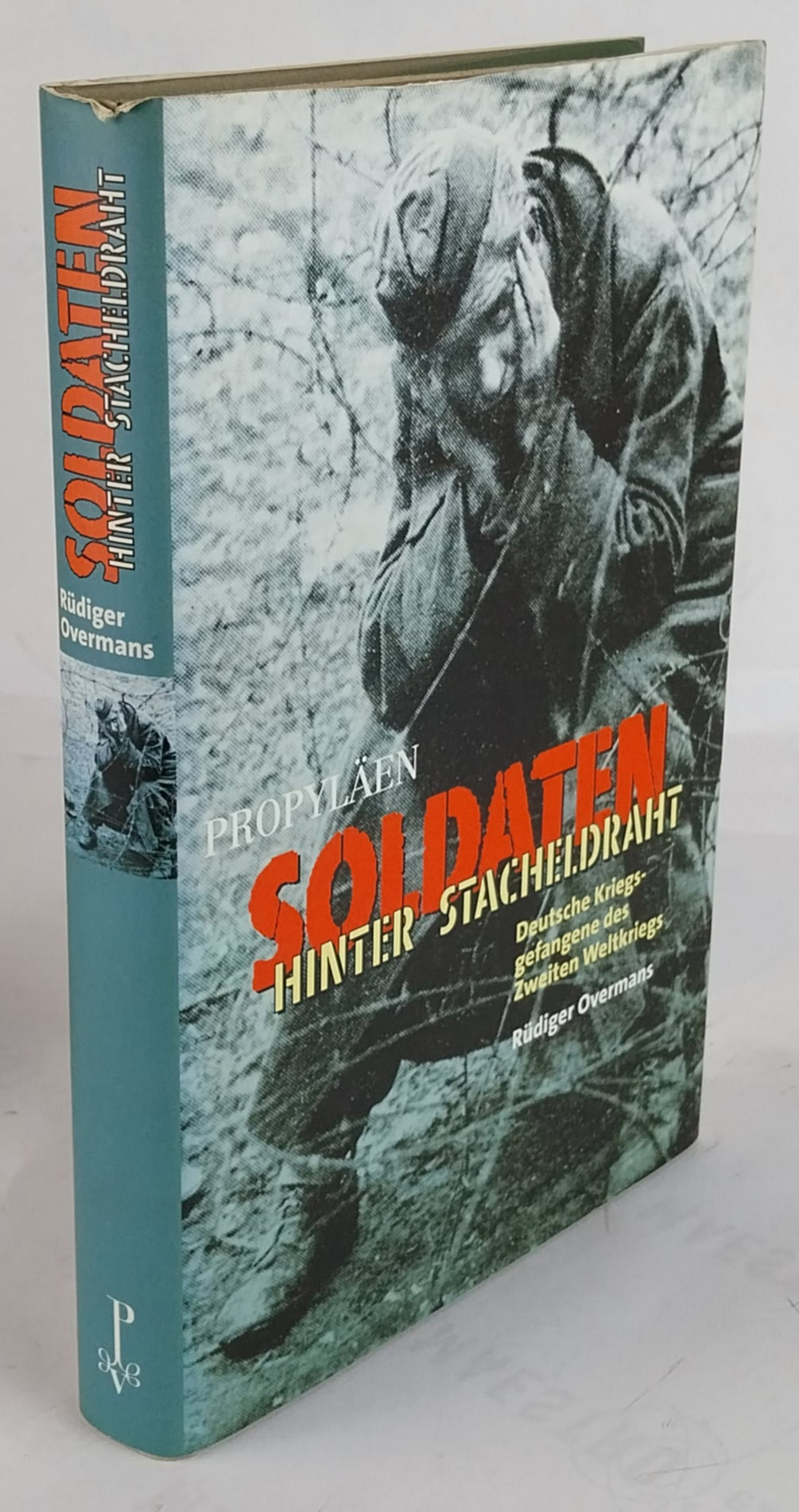 Soldaten hinter Stacheldraht