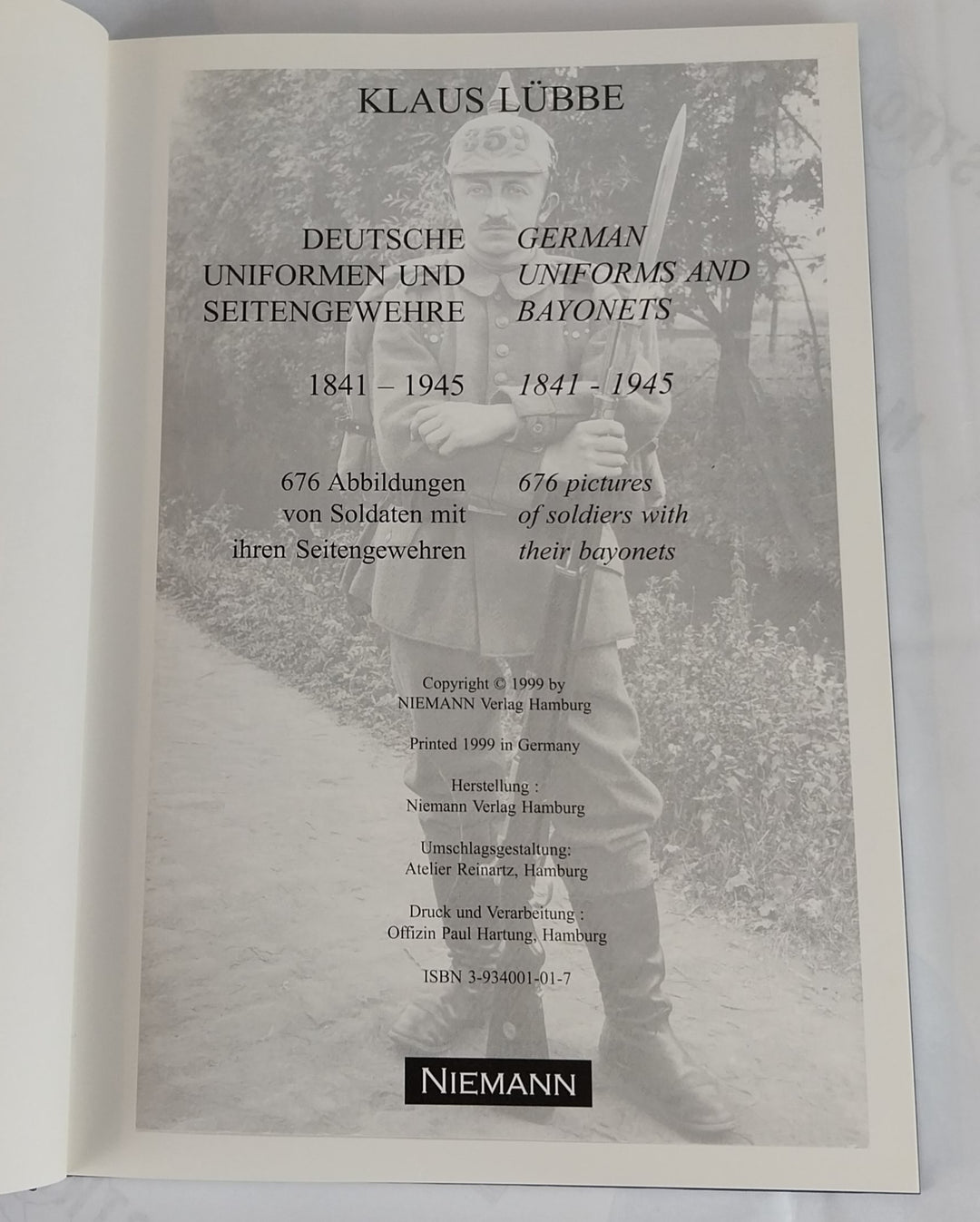 Deutsche Uniformen und Seitengewehre / German Uniforms and Bayonets, 1841-1945
