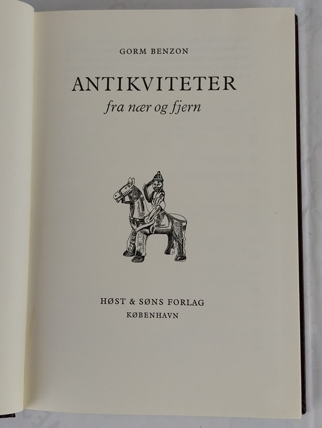 Antikviteter fra nær og fjern.