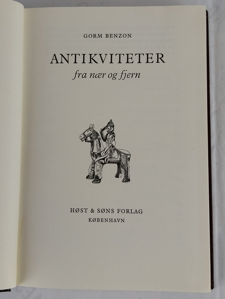 Antikviteter fra nær og fjern.