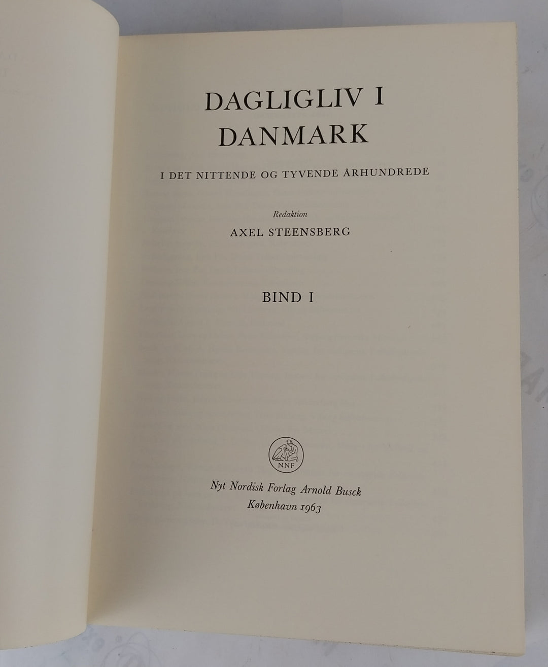Dagligliv i Danmark i det nittende og tyvende århundrede. 2 bind