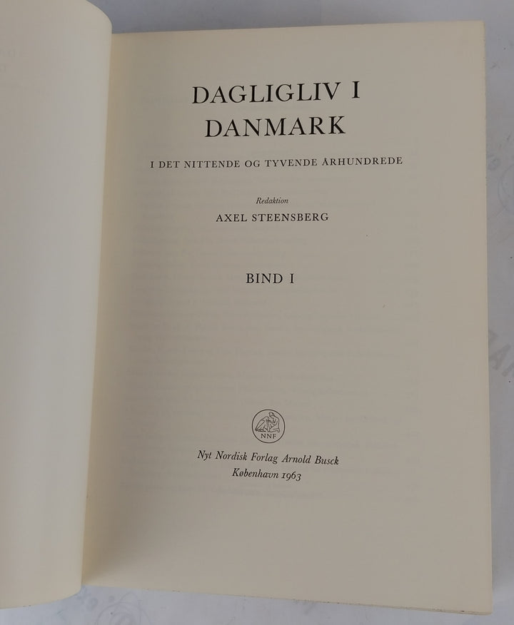 Dagligliv i Danmark i det nittende og tyvende århundrede. 2 bind