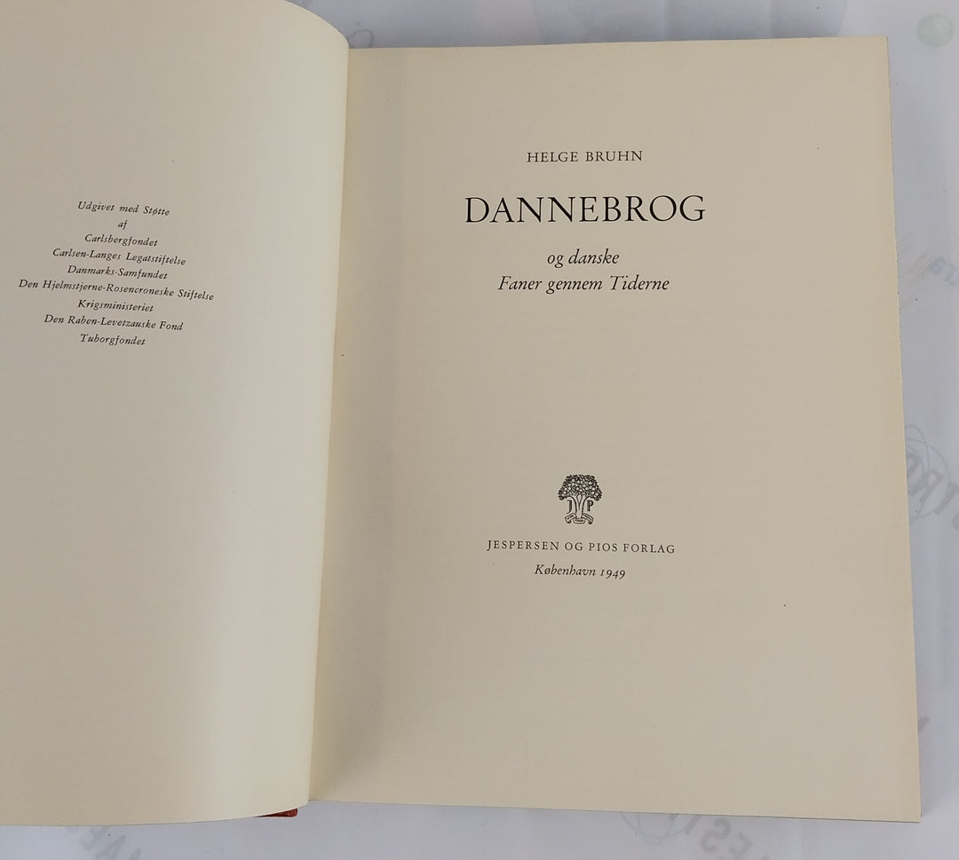 Dannebrog og danske Faner gennem Tiderne