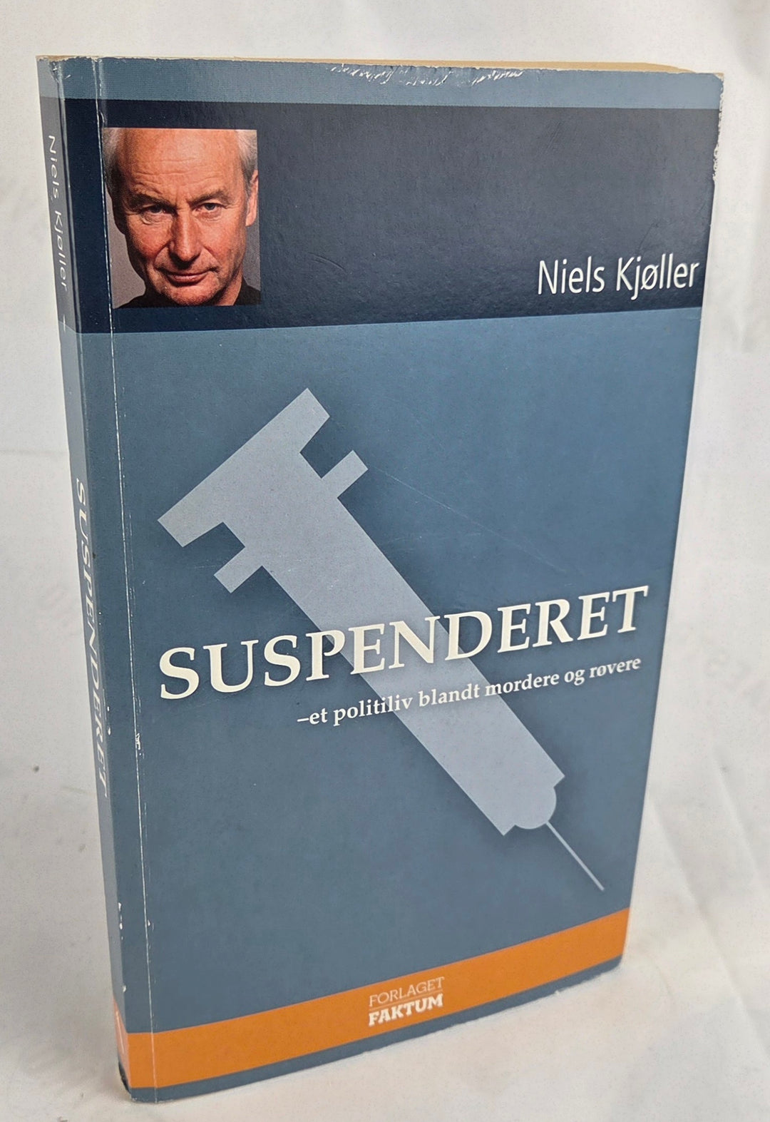 Suspenderet. Et politiliv blandt mordere og røvere.