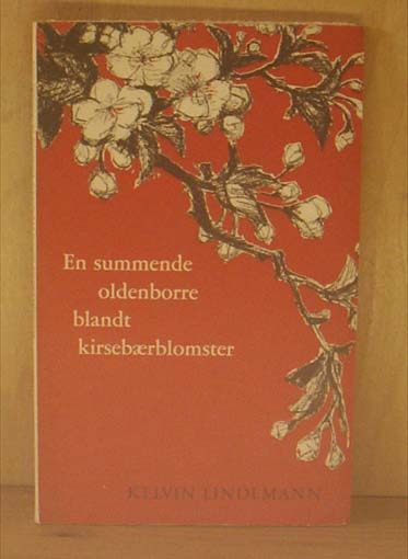 En summende oldenborre blandt kirsebærblomster