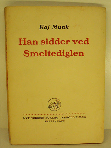 Han sidder ved smeltediglen