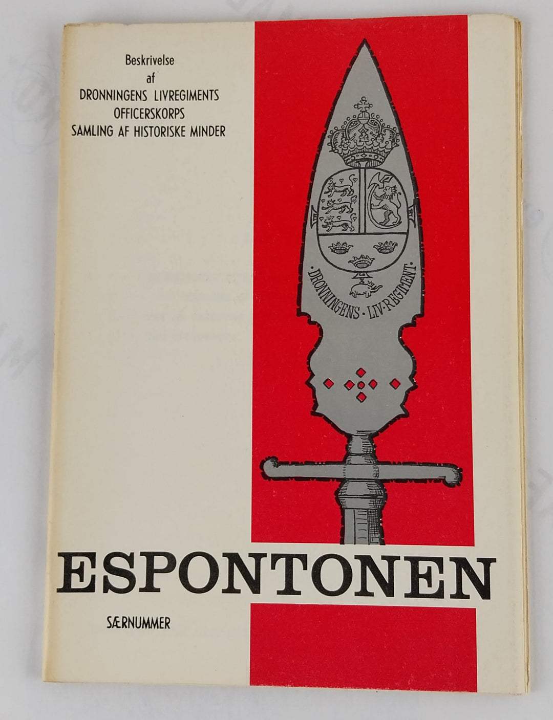 Beskrivelse af Dronningens livregiments officerskorps Samling af historiske minder