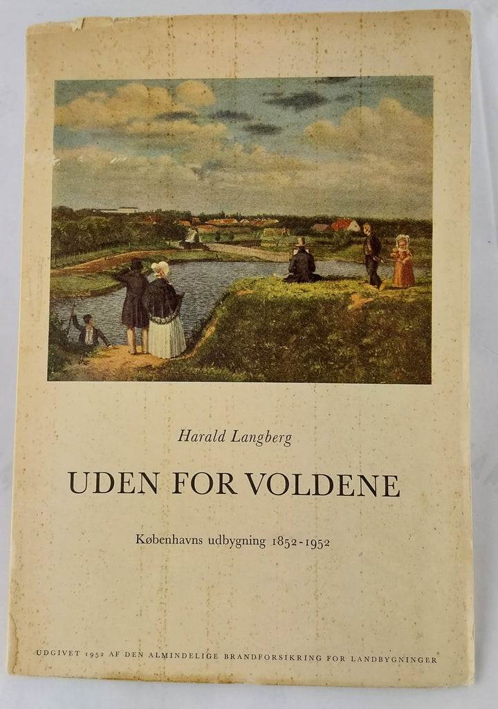 Uden for voldene.