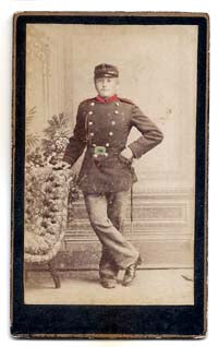 Soldat, stående med bajonet ved siden